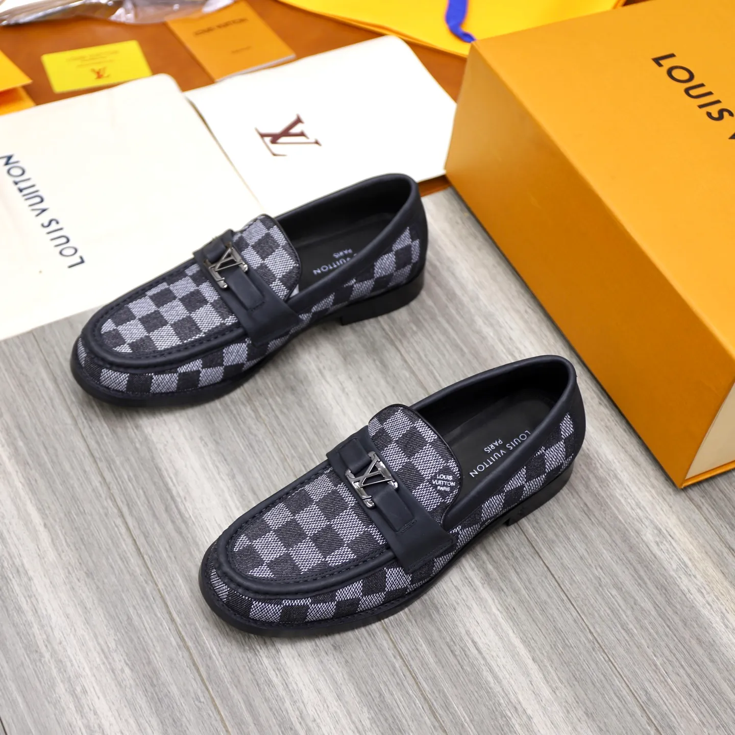 Men's shoes 💰: 💰900LV Louis Vuitton slip-on loafers, top quality products produced in Dongguan, ready for sale! This LV Glove loafer is made of selected soft cowhide, with a slightly wrinkled leather surface and a very high-end texture. Each pair is unique. The leather surface is light and soft, with a fine texture and good luster. It is a classic loafer style, with exquisite handmade mark stitching on the toe, and a square toe configuration to highlight the classic style. The horizontal band has hot-printed LV three-dimensional letters, semi-solid handcrafts and a genuine leather outsole, and a rubber patch on the heel to create wear-resistant performance and comfort. One of the must-have loafers for men! Comes with full original packaging! Code number: 38-39-40-41-42-43-44 (38, 45, 46 customized) standard leather shoe code